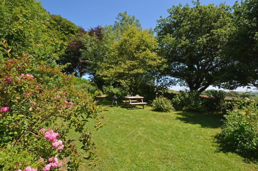 The White Cottage - Three Bedroom House, Sleeps 5