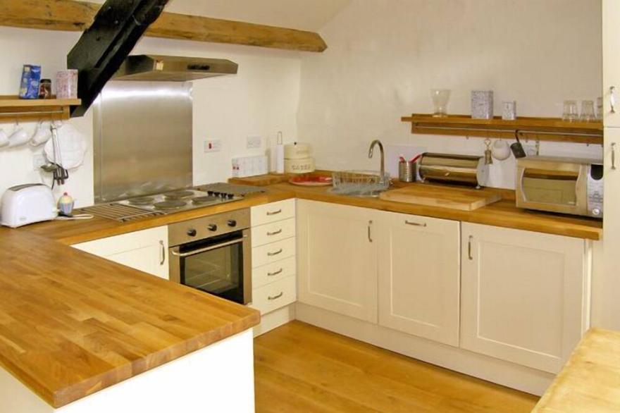 BWTHYN-Y-PAIR, family friendly, with open fire in Betws-Y-Coed