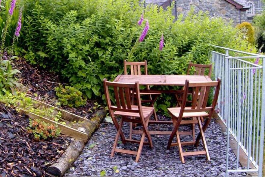 BWTHYN-Y-PAIR, family friendly, with open fire in Betws-Y-Coed