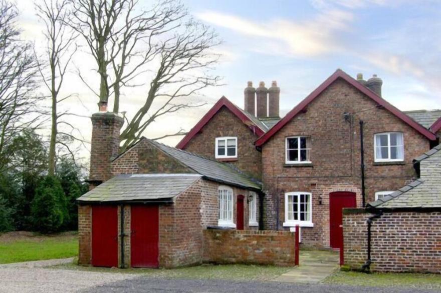 DAIRY APARTMENT 1, character holiday cottage in Tatton Park