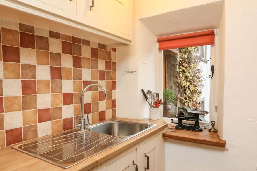 PAULS FOLD HOLIDAY COTTAGE, pet friendly, with open fire in Ingleton