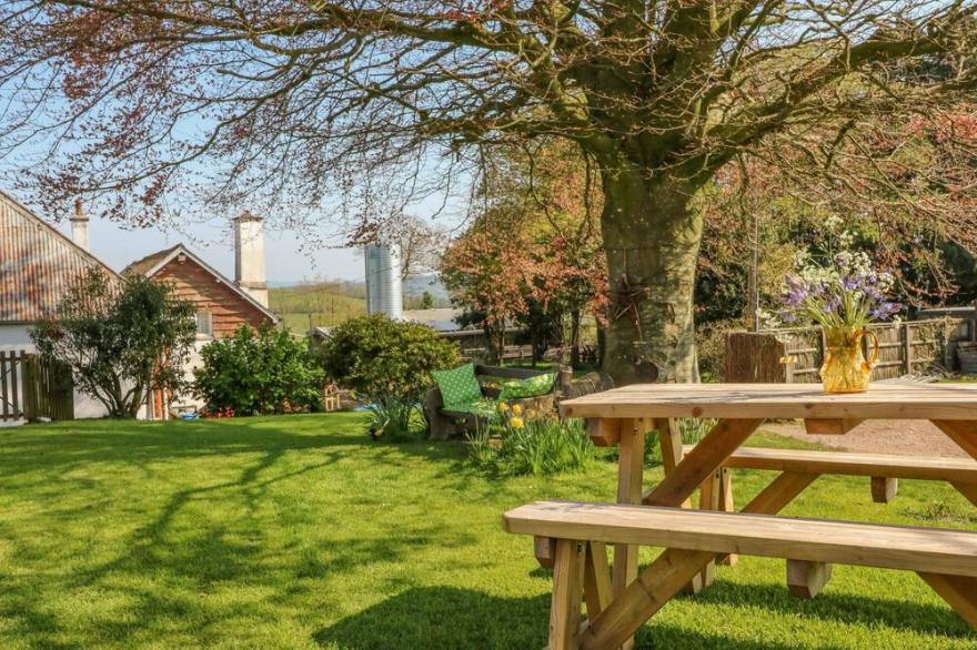 STAGSHOLT LODGE, romantic, with a garden in Washfield