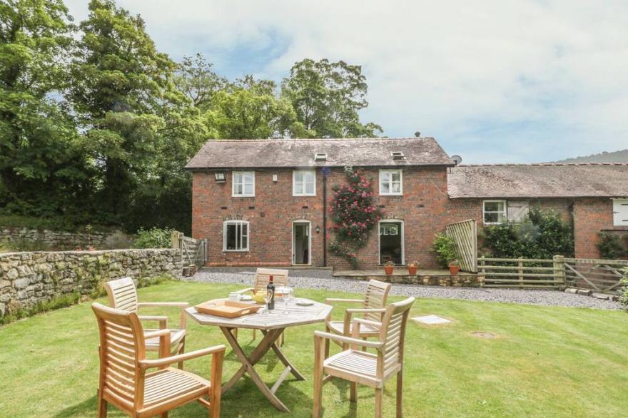 BRYN HOWELL STABLES, pet friendly, with open fire in Llangollen