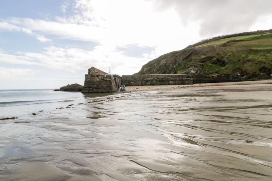 HONEYSUCKLE, pet friendly, country holiday cottage in Gorran Haven