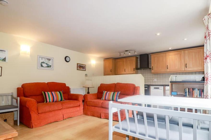HONEYSUCKLE, pet friendly, country holiday cottage in Gorran Haven
