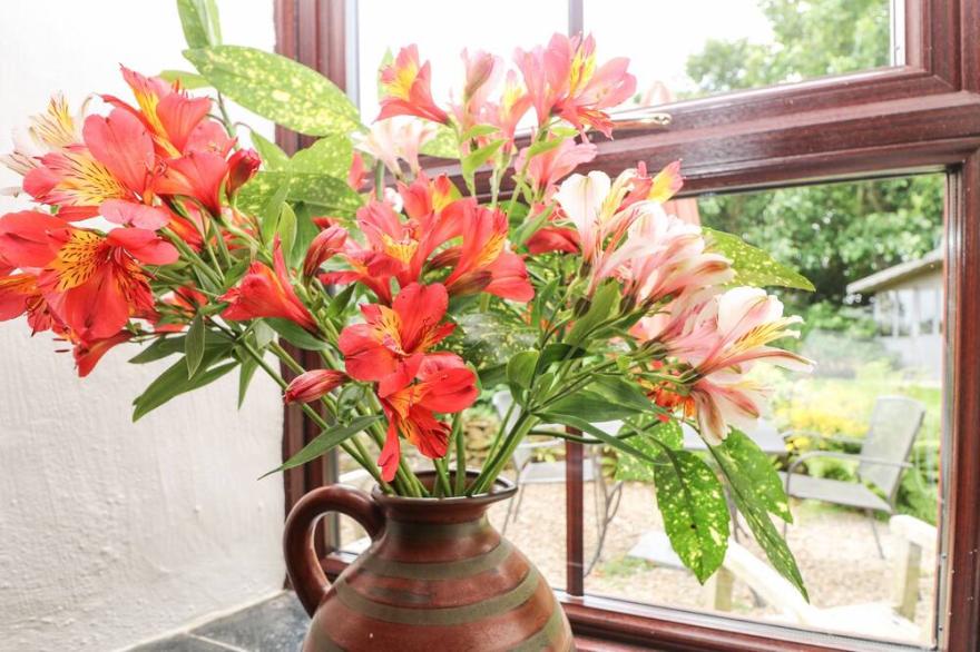 CHENALLS COTTAGE, family friendly, with open fire in Helston