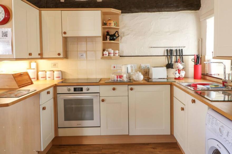 PILLHEAD CIDER HOUSE, pet friendly, with pool in Bideford