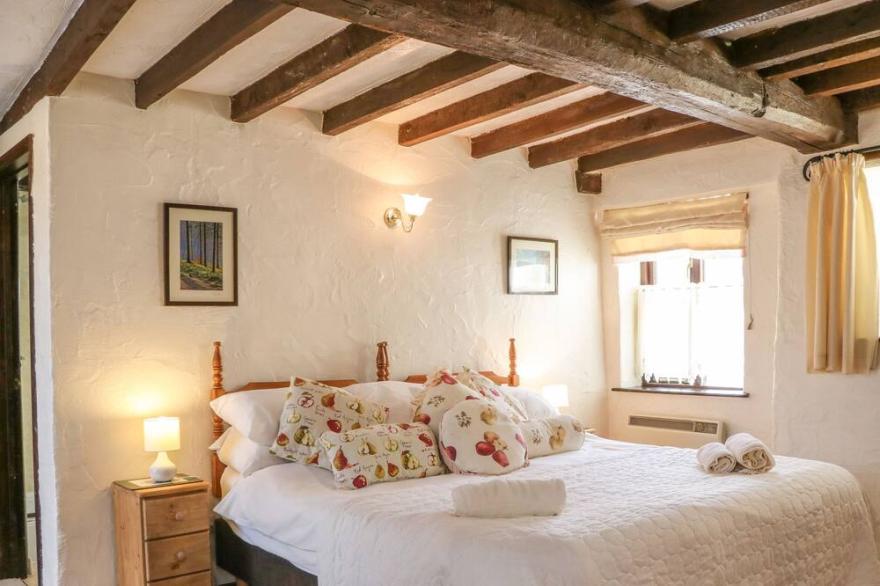 PILLHEAD CIDER HOUSE, pet friendly, with pool in Bideford