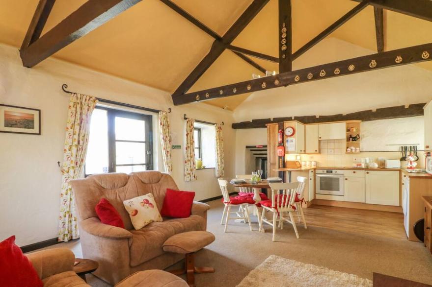 PILLHEAD CIDER HOUSE, pet friendly, with pool in Bideford