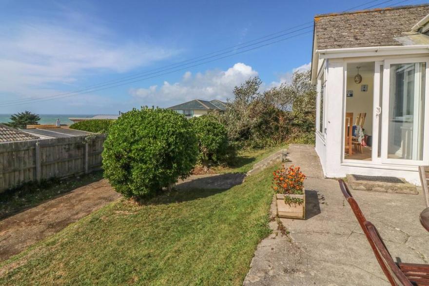 HIGHDOWN, pet friendly, country holiday cottage in Bigbury-On-Sea