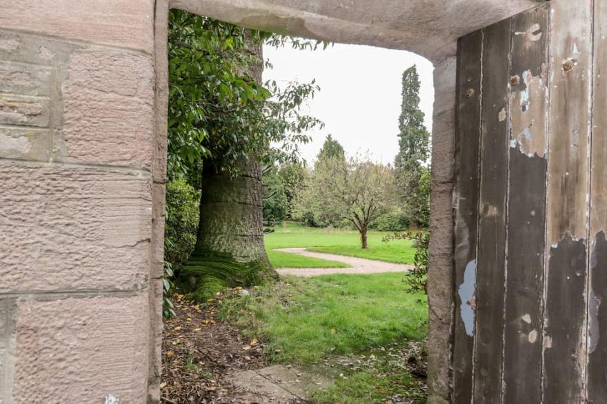 STABLE FLAT, pet friendly, with a garden in Scone