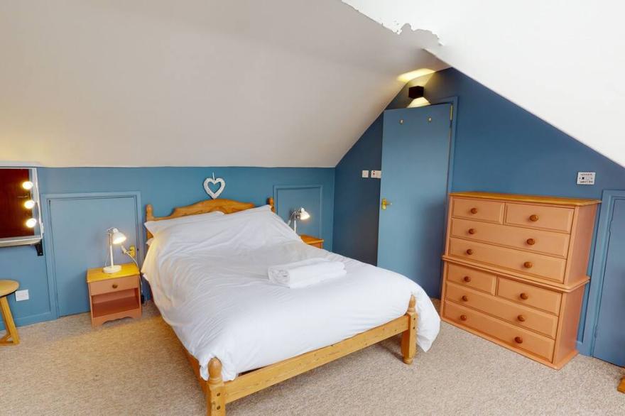 Cosy cottage on small park with pool, bar, tennis