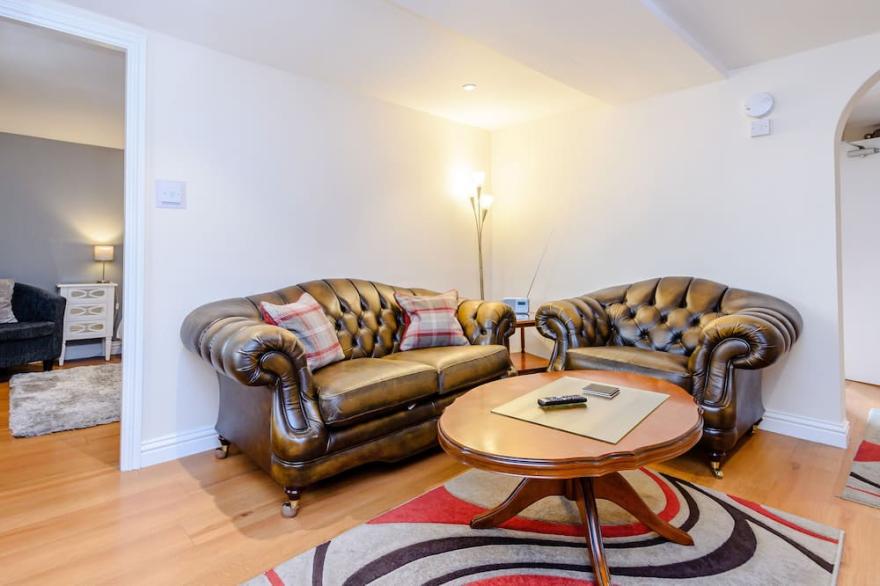 MERMAID COTTAGE, romantic, country holiday cottage in Whitby