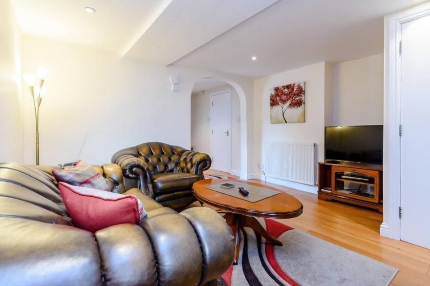 MERMAID COTTAGE, romantic, country holiday cottage in Whitby