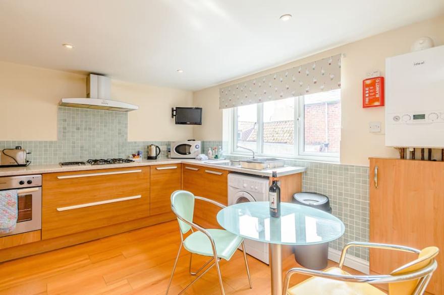 MERMAID COTTAGE, romantic, country holiday cottage in Whitby