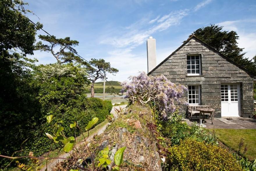Holiday Cottage, sleeps 7 next to creek leading to River Camel, nr Padstow