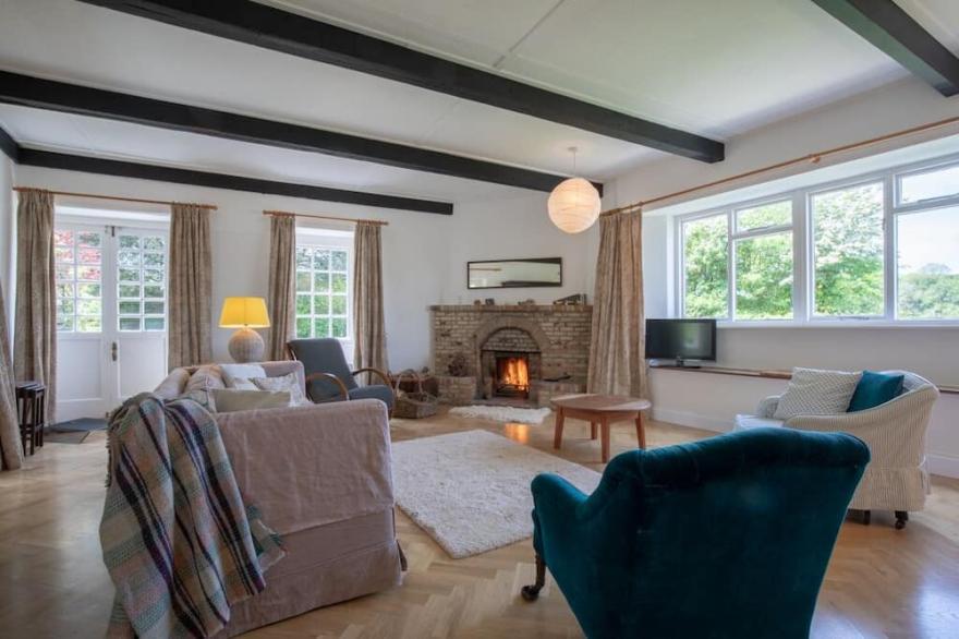 Holiday Cottage, sleeps 7 next to creek leading to River Camel, nr Padstow