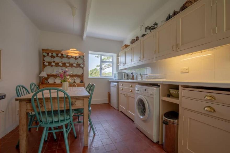 Holiday Cottage, sleeps 7 next to creek leading to River Camel, nr Padstow