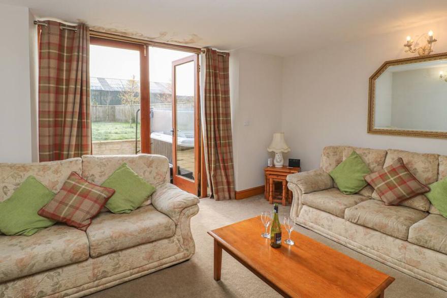 THE BARN, pet friendly, with hot tub in Milton