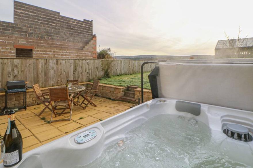 THE BARN, pet friendly, with hot tub in Milton