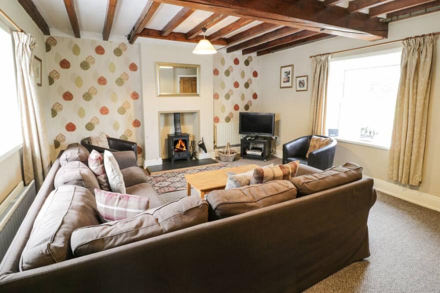 PARC COTTAGE, family friendly, with hot tub in Llanwddyn