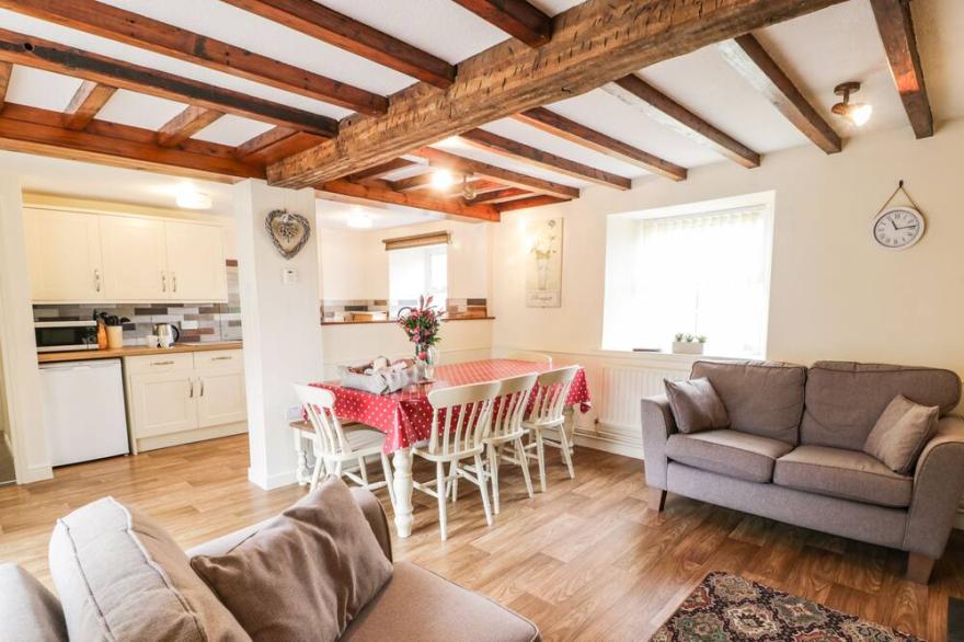 PARC COTTAGE, family friendly, with hot tub in Llanwddyn