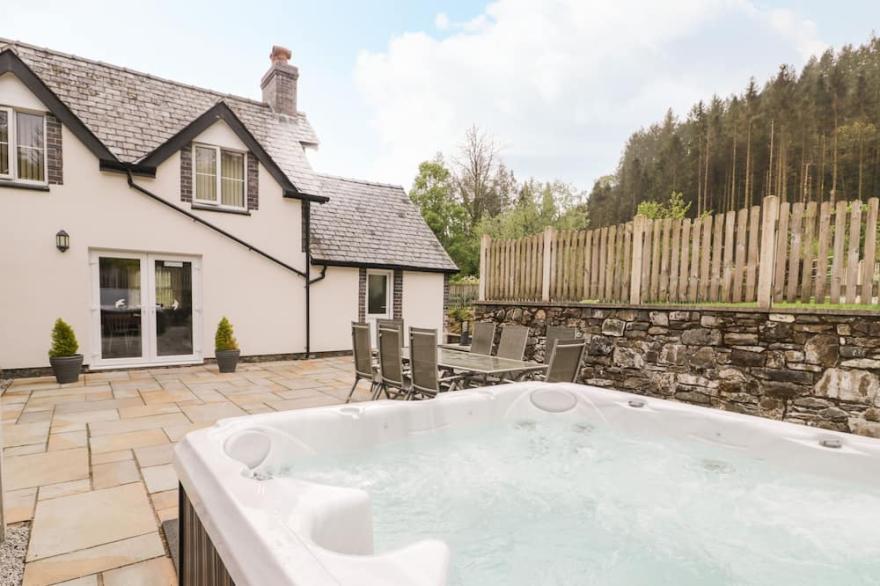 PARC COTTAGE, family friendly, with hot tub in Llanwddyn