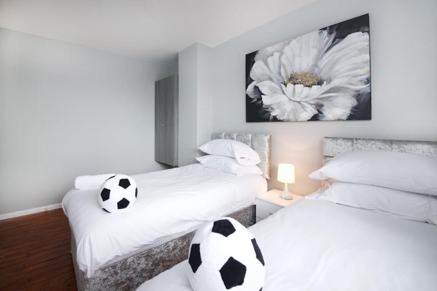 ★Modern Stylish 3 Bedroom House★ + Garden & Parking