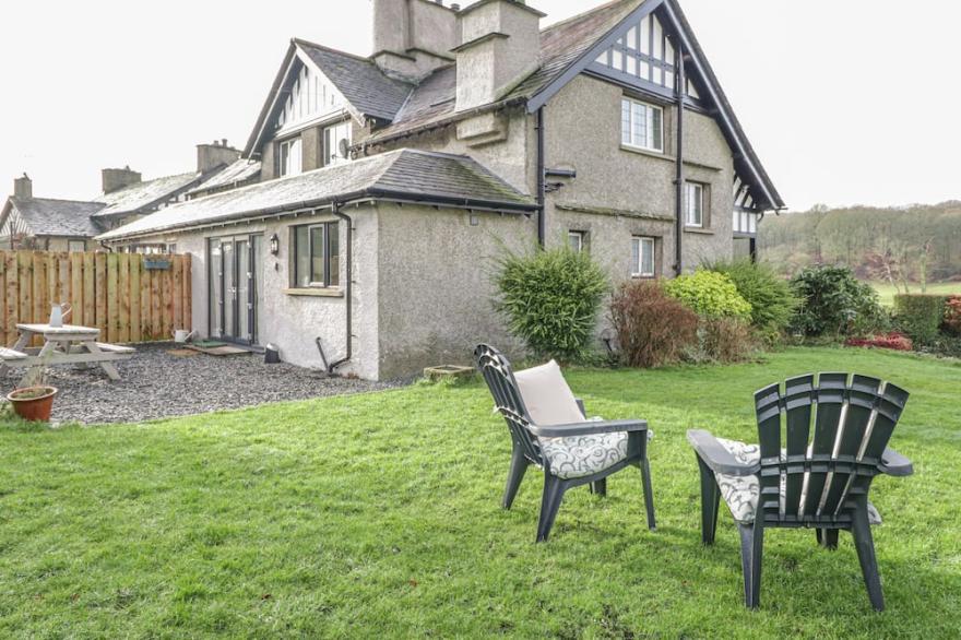 GLENSIDE, pet friendly, character holiday cottage in Far Sawrey