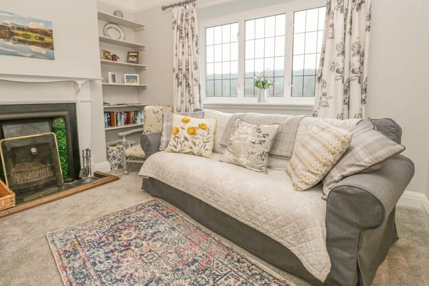 GLENSIDE, pet friendly, character holiday cottage in Far Sawrey