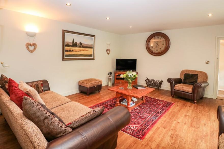 THE OLD STABLES, family friendly, luxury holiday cottage in Ashover