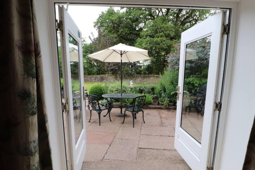 NORTH LODGE, pet friendly, country holiday cottage in Annan