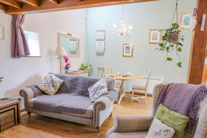 THE CWTCH, pet friendly, with open fire in Llanbister