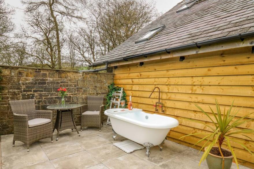 THE CWTCH, pet friendly, with open fire in Llanbister