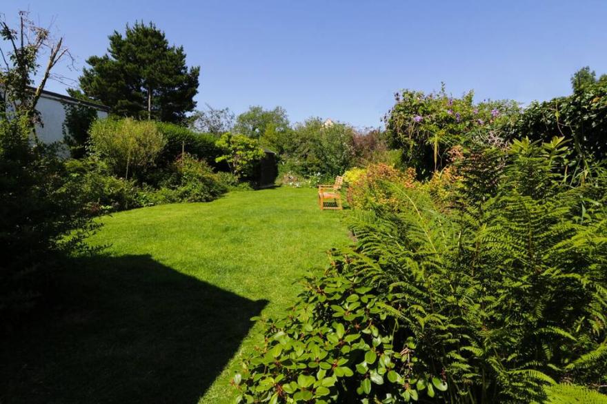 DERMOT COTTAGE, pet friendly, with open fire in Gatehouse Of Fleet