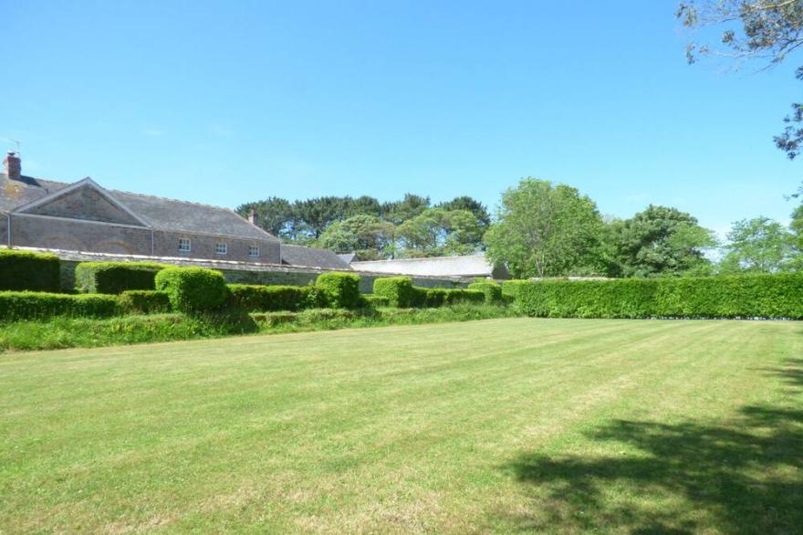 FARM COTTAGE, family friendly, character holiday cottage in Marazion