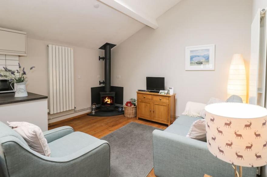 BOWER COACH HOUSE, pet friendly, with open fire in Bower Hinton