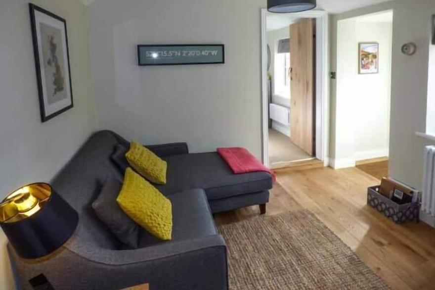 KITTS COTTAGE, pet friendly, luxury holiday cottage in Malvern