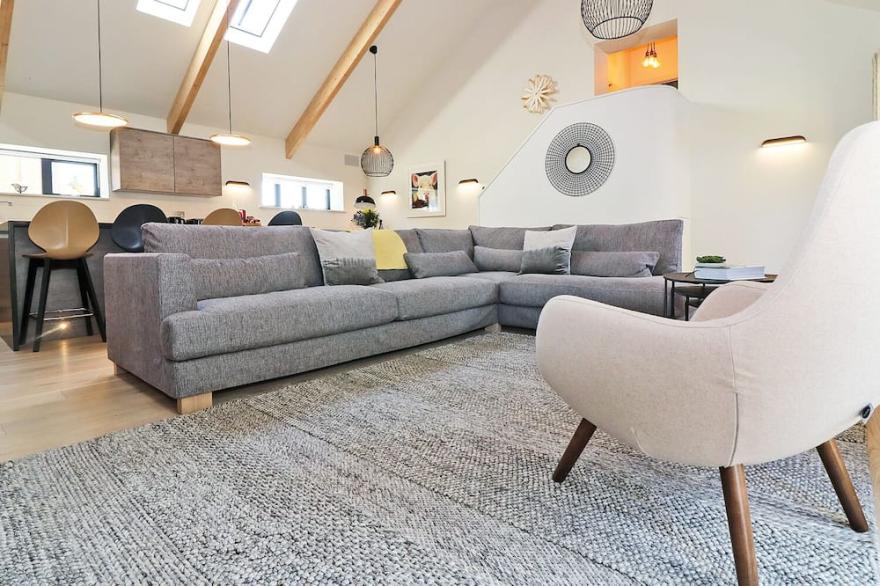 PIG HOUSE, BOSKENSOE BARNS, pet friendly in Mawnan Smith