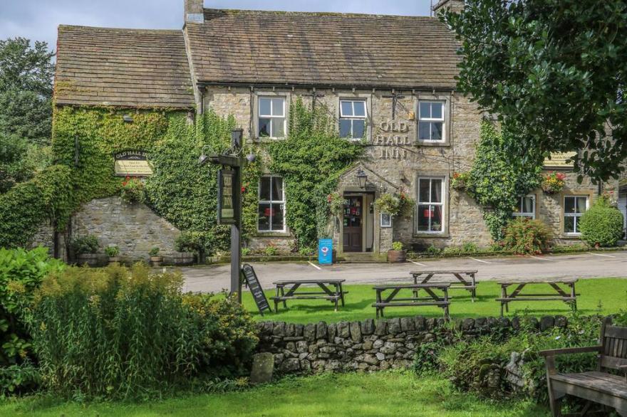 LAVENDER COTTAGE, pet friendly, with open fire in Threshfield