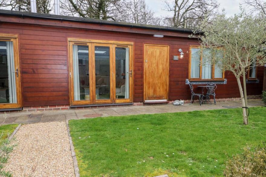 FOX'S DEN, luxury holiday cottage, with pool in Titchfield Common