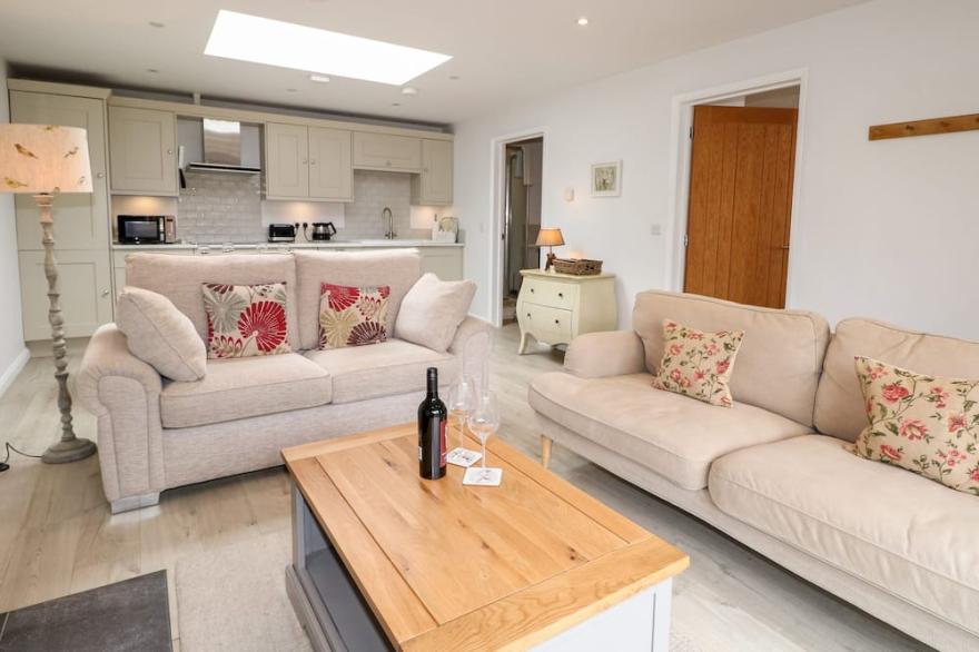 FOX'S DEN, luxury holiday cottage, with pool in Titchfield Common