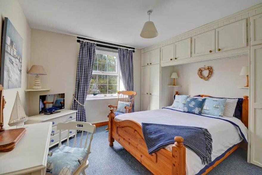 Manor Cottage - Two Bedroom House, Sleeps 6