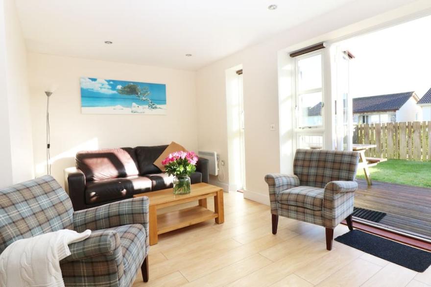 24 BAY RETREAT VILLAS, pet friendly, with a garden in St Merryn