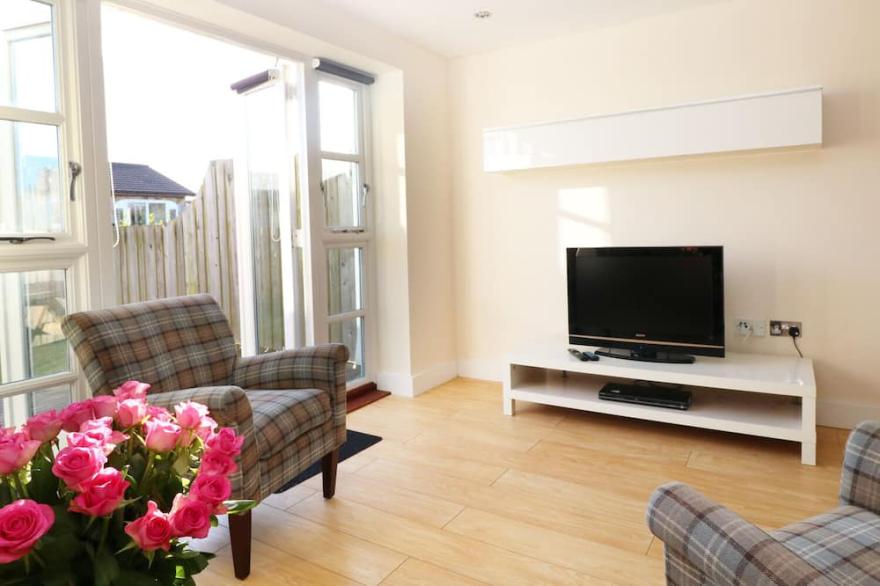 24 BAY RETREAT VILLAS, pet friendly, with a garden in St Merryn