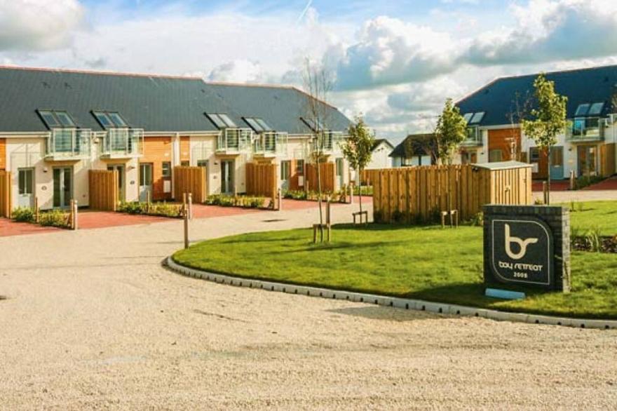 24 BAY RETREAT VILLAS, pet friendly, with a garden in St Merryn
