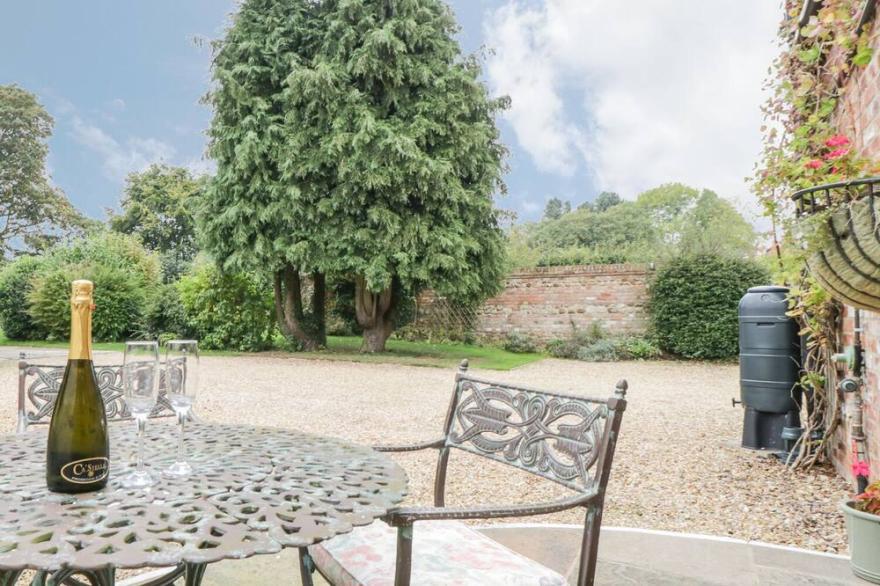THE LOFT, country holiday cottage, with a garden in Boroughbridge