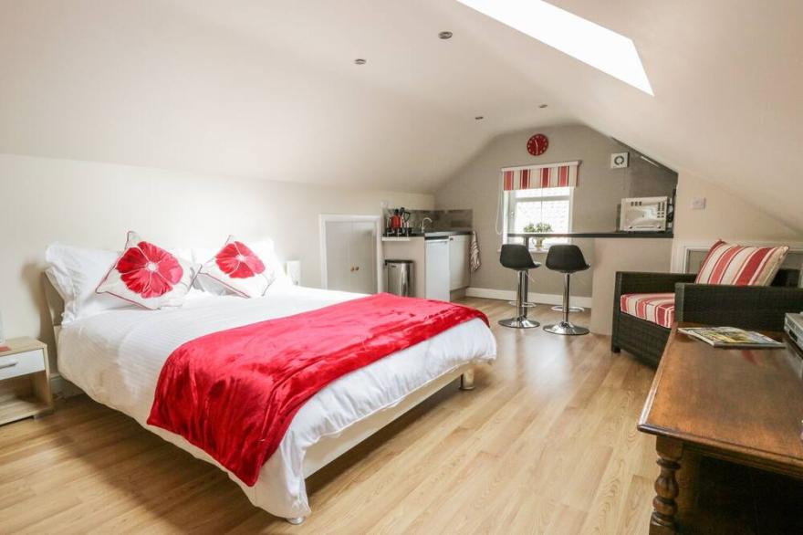 THE LOFT, country holiday cottage, with a garden in Boroughbridge