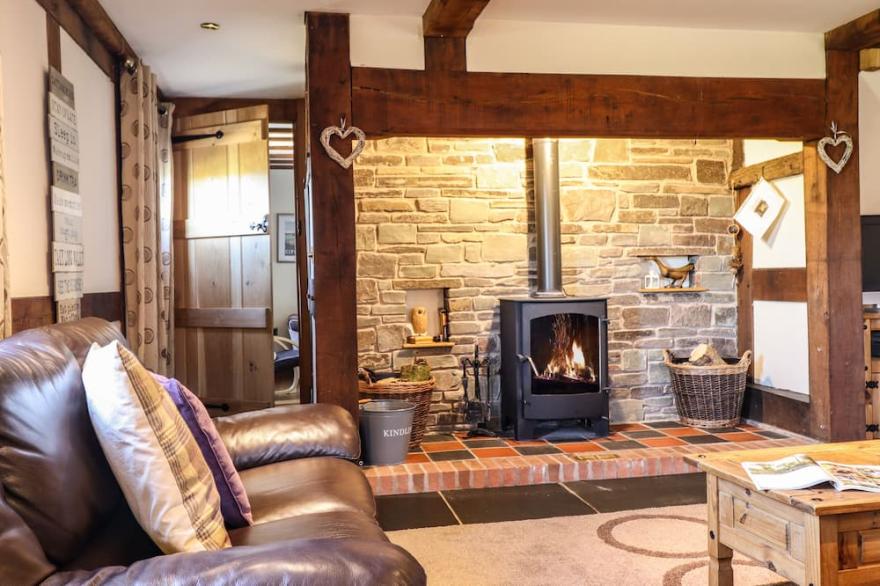 THE OLD HOUSE, family friendly, luxury holiday cottage in Llanidloes