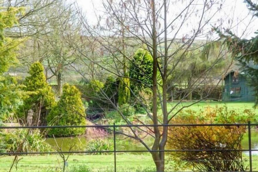 BLACK CAT COTTAGE, pet friendly, luxury holiday cottage in Helmsley